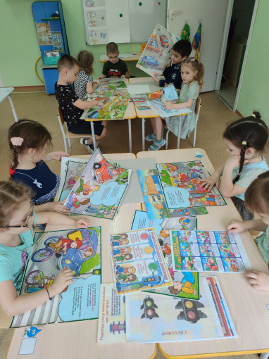 В группе «Капельки» прошло мероприятие по ПДД «Веселый светофорик» В группе «Капельки» прошло мероприятие по ПДД «Веселый светофорик».